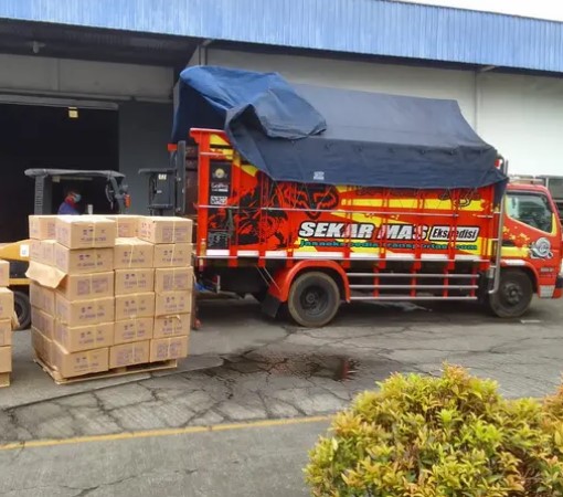 Sistem Distribusi B2B Hub Jawa Timur: Taktik Menekan Penyusutan Nilai Aset Melalui Optimalisasi Angkutan Komersial